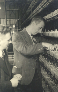 604597 Afbeelding van enkele verzetsmensen bij, vermoedelijk, relaiskasten van de PTT in het Hoofdpostkantoor (Neude) ...